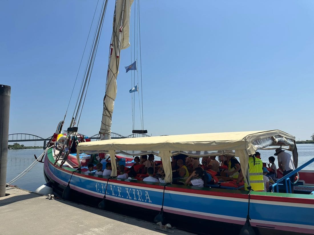 Crianças a bordo do barco varino Liberdade, no Tejo