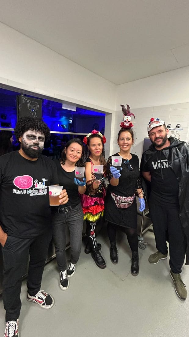 Pais e monitoras mascarados na festa de Halloween